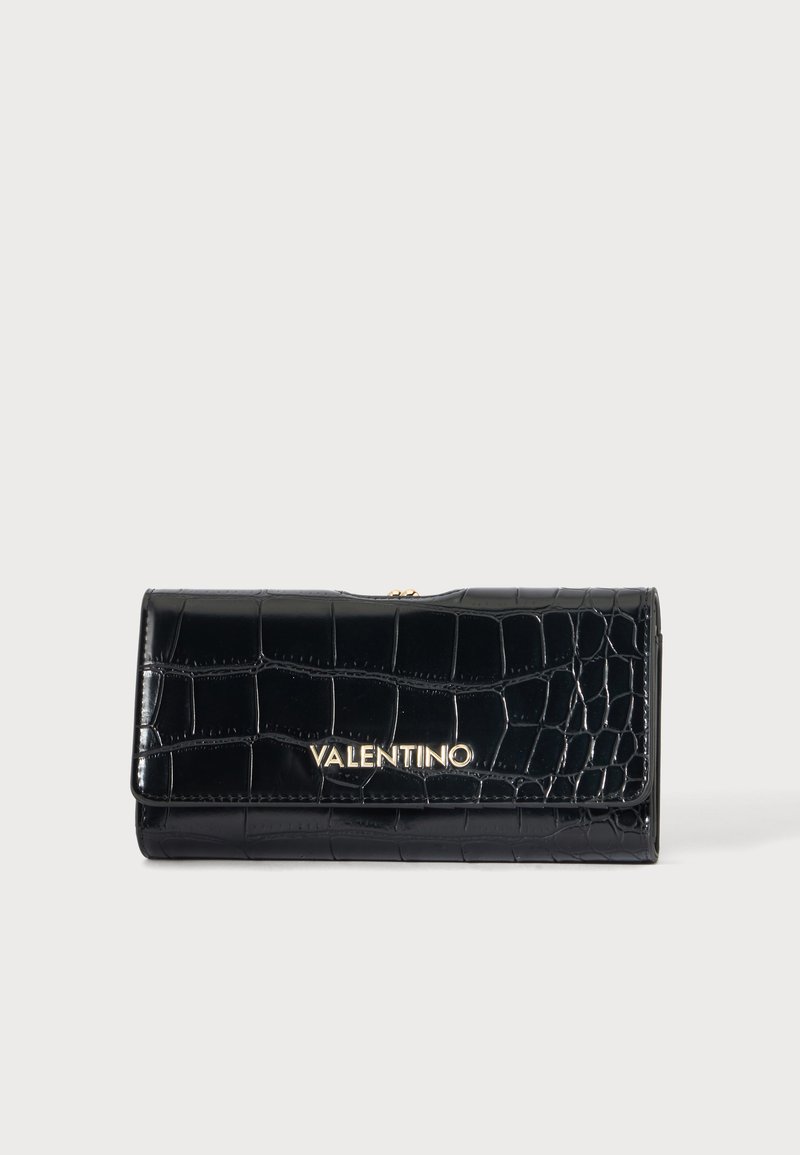 Μαύρο πορτοφόλι Valentino με σχέδιο κροκοδείλου, χρυσό λογότυπο μπροστά και κούμπωμα στην κορυφή.
