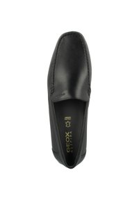 Mocassin en cuir noir à enfiler, avec bout carré arrondi, coutures apparentes et marquage doré "GEOX Respira" à l'intérieur de la chaussure.