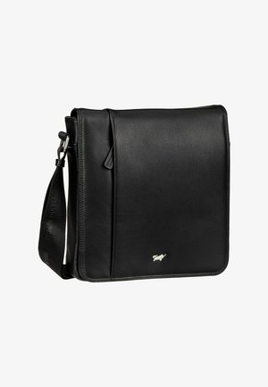 Bolso mensajero de cuero negro con textura suave, correa ajustable, tapa frontal y acento de logotipo plateado. Diseño rectangular compacto.
