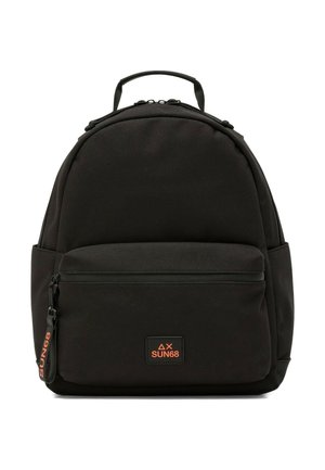 Zaino nero con tasca frontale con zip, manico superiore, tasche laterali e logo arancione SUN68 sulla tasca frontale e sulla linguetta della zip.