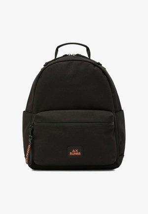 Zaino nero con tasca frontale con zip, manico superiore, tasche laterali e logo arancione SUN68 sulla tasca frontale e sulla linguetta della zip.
