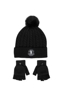 Bonnet en tricot noir avec un pompon et un patch, accompagné de gants sans doigts noirs ornés d'un bouton. Texture en tricot torsadé sur toute la surface.