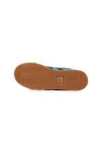 Blå sneakers med svarta accenter, texturerad gummisula och fiskbensmönster. Har logotyp på sulan och rena linjer i designen.