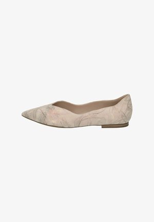 Chaussure plate à bout pointu en tissu beige clair avec un motif floral, dotée d'un petit talon et d'une texture lisse et douce.