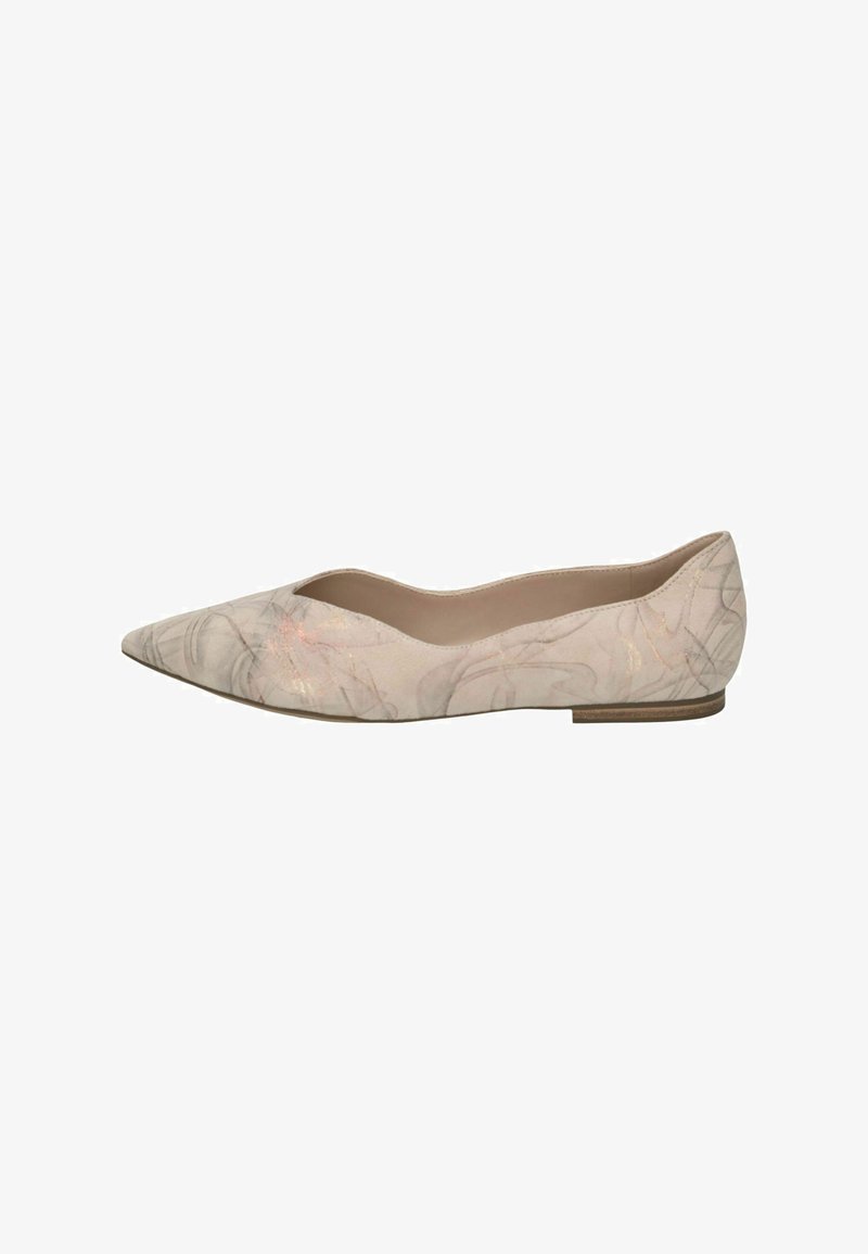 Chaussure plate à bout pointu en tissu beige clair avec un motif floral, dotée d'un petit talon et d'une texture lisse et douce.