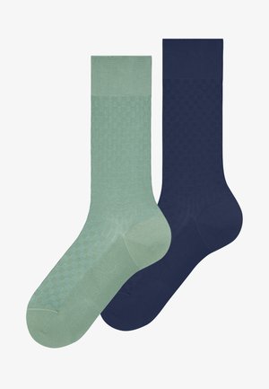 Par čarapa za odijelo, jedna svijetlo zelena i jedna tamnoplava, svaka s diskretnim karo uzorkom i rebrastim rubovima.