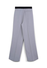 Pantalons gris clair à jambes droites avec taille élastique noire et une poche passepoilée à l'arrière, présentés à plat sur fond blanc.