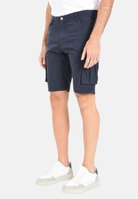 Pantaloni cargo della marina realizzati in tessuto durevole, con tasche laterali, design a gamba dritta e chiusura frontale con bottone.