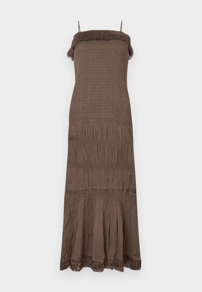 Barna, ujjatlan ruha, mely fodros felsőrészű, réteges szoknyájú és rojtos részletekkel díszített a nyakkivágásnál és az aljánál. Puha, texturált anyagból készült.