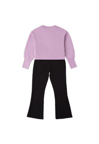 Sudadera corta lila con mangas abullonadas combinada con pantalones acampanados negros, fabricados con tejido elástico. Sin patrones visibles ni accesorios.