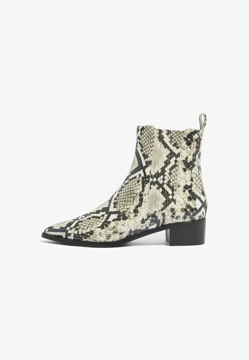 Schlangenleder-Ankle-Boots in Creme und Schwarz. Spitzer Fuß, Blockabsatz, elastische Seitenpaneele und strukturierte Oberfläche mit einem auffälligen Muster.