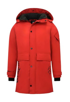 Rode winterjas met capuchon en zwarte drukkers, voorflapzakken, zwarte binnenmanchetten en zwarte grafische details aan de onderzijden.