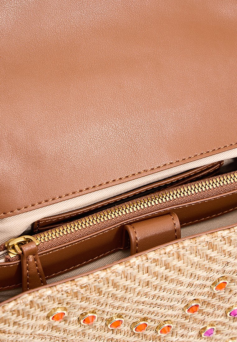 Bolso de cuero marrón con un frontal de paja trenzada, que presenta acentos coloridos y un bolsillo interior con cremallera, mostrando una textura suave.