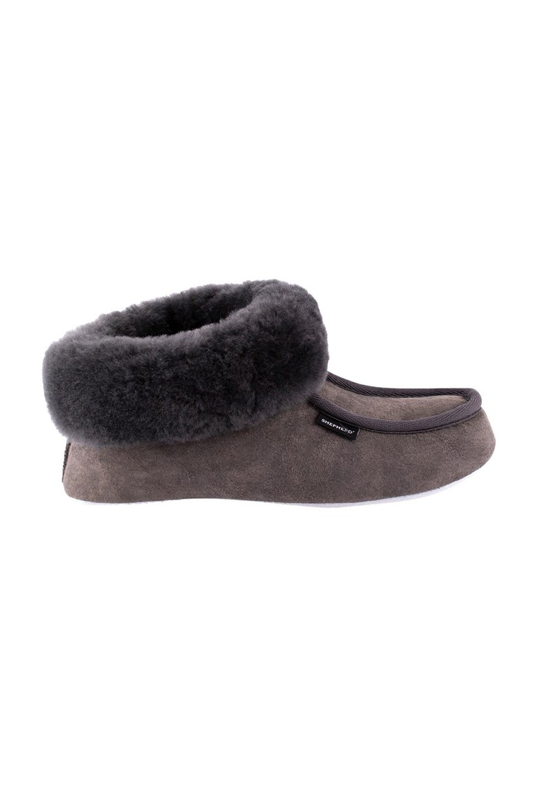 Grå ruskindsstruktur med en blød, fluffy shearling-kant. Har en afrundet tå, flad sål og minimal branding på siden.