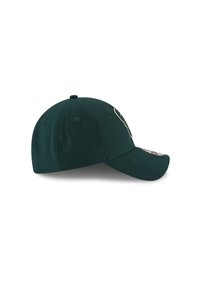 Gorra de béisbol verde oscuro con visera curva, logo bordado en la parte frontal y ojales de ventilación a lo largo de los lados. Textura de tela suave.