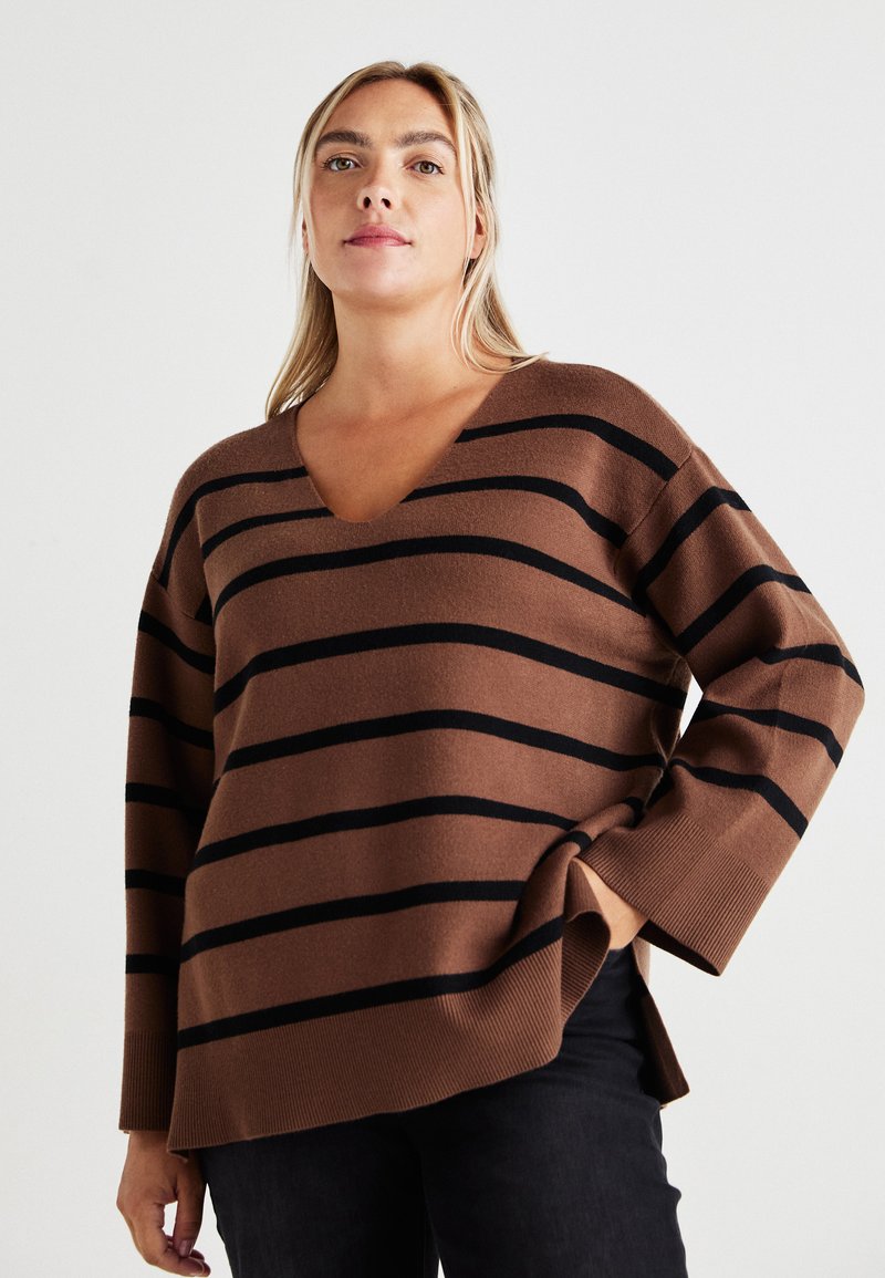 Pull marron à rayures avec un col en V, featuring des rayures horizontales noires. Fabriqué dans un matériau doux, il a une coupe décontractée et des poignets côtelés.