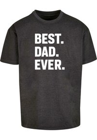 Camiseta de color gris oscuro, hecha de algodón, que presenta un texto blanco en negrita que dice "MEJOR. PAPÁ. DEL MUNDO." con un diseño centrado. Cuello redondo.