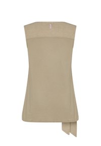 Mouwloos licht kaki topje met een platte halslijn, zacht katoenen materiaal, detail op het achterpaneel en een strikaccent aan de onderkant.