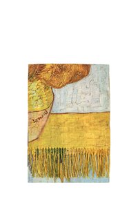 Arte tessile caratterizzato da vivaci tonalità di giallo e verde, che ricorda un campo; tratti di pennello intricati e uno sfondo testurizzato con dettagli frangiati.