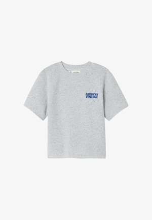 Szary t-shirt z krótkim rękawem wykonany z miękkiego materiału, z okrągłym dekoltem i niebieskim logo "AMERICAN VINTAGE" na lewej piersi.