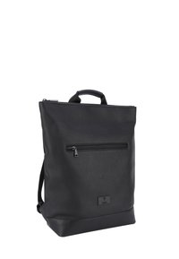 Zaino in pelle nera con finitura testurizzata, forma rettangolare, manico superiore e tasca con zip frontale. Presenta una base solida e un discreto accento con logo.