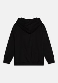 Felpa nera con vista posteriore. Presenta un cappuccio ampio, maniche lunghe e polsini a coste, realizzata in un tessuto morbido e texturizzato.
