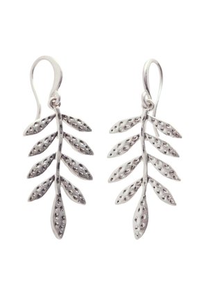 Paire de boucles d'oreilles pendantes en argent en forme de branches feuillues, chacune avec sept feuilles texturées disposées le long d'une tige centrale.