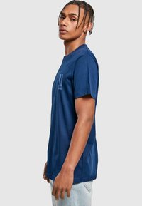 Merchcode LEWIS CAPALDI - TOUR GRABSHEET 3 - T-shirts print - light navy