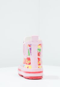 Roze rubberen regenlaars met kleurrijke patronen van vlinders en slakken, lipje aan de achterkant, witte binnenkant en gestructureerde zool.
