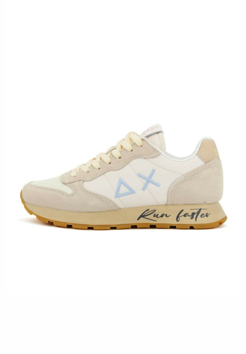 Beige-weiße Sneakers mit blauen Logo-Akzenten, hergestellt aus Wildleder und Mesh-Materialien, Gummisohle und dem Text "Schneller laufen" an der Seite.
