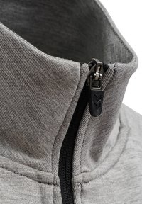 Szary sweter z wysokim kołnierzem i zamkiem błyskawicznym, wykonany z teksturowanej tkaniny oraz czarnym zamkiem, ułatwiającym zapinanie.