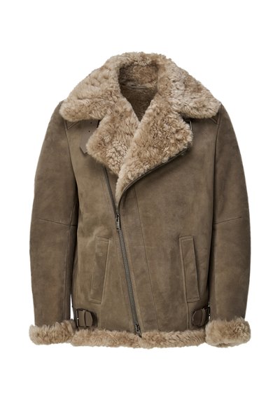 Shearling jas in taupe, met een brede bontkraag, zijrits en gespsluitingen bij de manchetten en zoom. Zachte textuur overal.