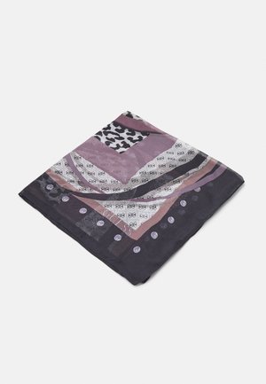 Écharpe pliée avec des blocs à motifs en noir, blanc, rose et violet, avec un imprimé animal et le nom de la marque « GUESS » en petites lettres.