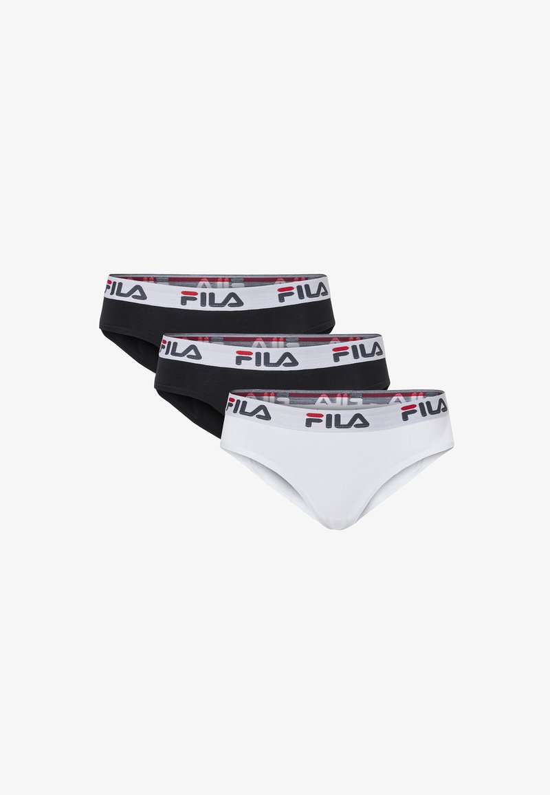 Trois paires de slips de marque FILA, deux noirs et un blanc, chacun avec une ceinture blanche affichant le logo FILA en lettres noires et rouges.