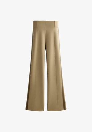 Beige broek met hoge taille en wijde pijpen, met verticale naaddetails en zonder zichtbare zakken of sluitingen, afgebeeld tegen een witte achtergrond.