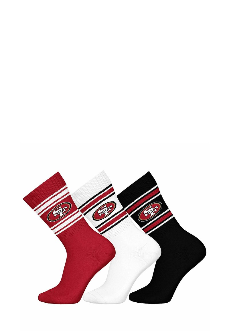 Tres pares de calcetines de tripulación: rojo, blanco y negro. Cada uno tiene un puño acanalado grueso y presenta un logo circular con los colores y franjas del equipo.