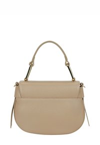 Borsa a mano in pelle beige con texture liscia, forma arrotondata, manico superiore e sottili dettagli in metallo dorato. Design minimalista.