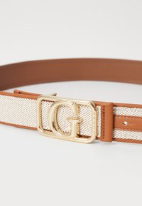 Ceinture en cuir marron avec un centre tissé beige, ornée d'une boucle rectangulaire en or estampillée d'un logo "G". Détail en tissu texturé.