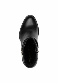 Bottine en cuir noir avec un bout pointu et une fermeture éclair sur le côté. L'intérieur affiche le nom de la marque et la taille. Texture lisse avec un minimum de détails.