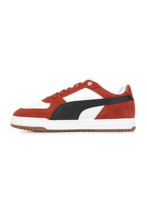 Baskets rouges et blanches avec une tige en daim, des accents noirs, une finition texturée, un col rembourré et une semelle en caoutchouc avec une semelle extérieure en gomme.