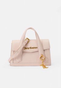 Τσάντα χειρός από ανοιχτό ροζ δέρμα με δομημένο σχεδιασμό, χρυσά μεταλλικά στοιχεία και γοητικό στολίδι σε σχήμα καρδιάς. Διαθέτει το λογότυπο "Juicy Couture" στο μπροστινό μέρος.