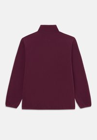 Pullover in pile bordeaux con colletto rialzato, maniche lunghe e una texture liscia. Presenta un design pulito e minimalista sul retro.