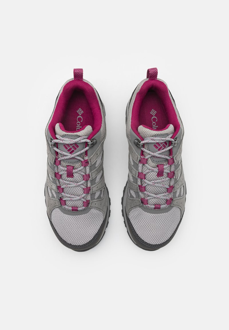 Chaussures de randonnée grises avec des accents roses, dotées de matériaux en mesh et synthétiques, de lacets, d'une semelle texturée et d'un col et d'une languette rembourrés.