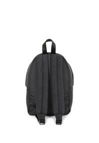 Mochila negra con tela de textura suave, correas acolchadas para los hombros y un asa superior. Dos hebillas ajustables para un cierre seguro.