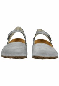 Graue Wildleder-Mary-Jane-Schuhe mit runder Zehenform, verstellbarem Riemen und strukturierter brauner Sohle. Glattes Innenfutter und dezente Nähte.