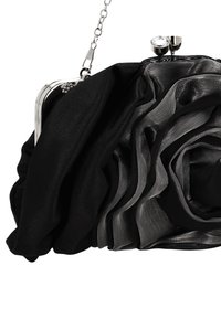 Sort clutch-taske med lagdelt stofdesign, metalramme og sølvfarvet kæderem. Har en krystaldetalje på spænden.