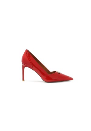 Scarpa con tacco alto in pelle verniciata rossa, con punta affilata e un piccolo ritaglio in pelle. Presenta un accento dorato sul davanti.