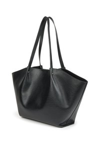 Bolsa tote negra hecha de piel texturizada con un diseño espacioso, dos asas largas y una forma angular y estructurada. Sin herrajes visibles.