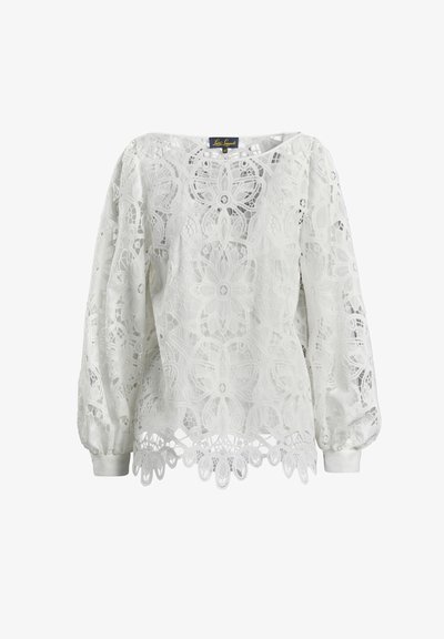 Blusa bianca con un intricato design in pizzo floreale, maniche lunghe a sbuffo e orlo scallop. Texture morbida e dettagli eleganti.