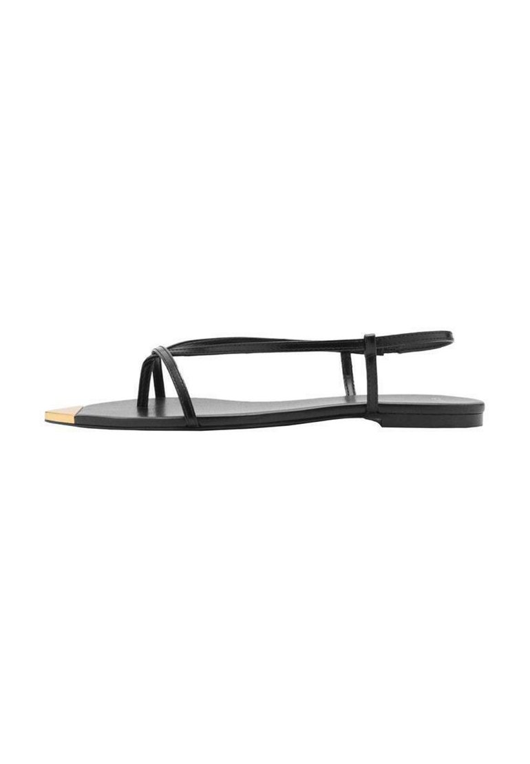 Mustat litteät sandaalit minimalistisella designilla, joissa on ohuet hihnat ja kultakoristeinen varvaskuppi. Tasainen pinta pohjassa.